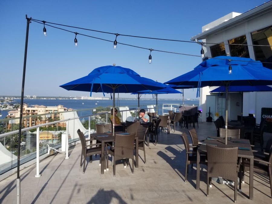 Level 11 Rooftop Bar & Lounge – photo 1